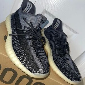 yeezy 350 v2 carbon 9.5 used great condition